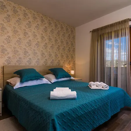 Apartmani Marko I Ana Marina Exterior photo